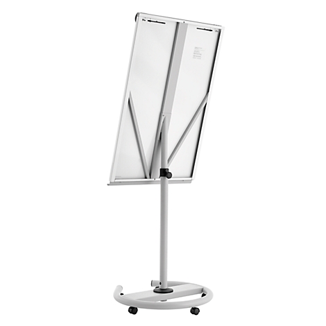 Whiteboard op een rolstandaard, schuin van achteren gefotografeerd.