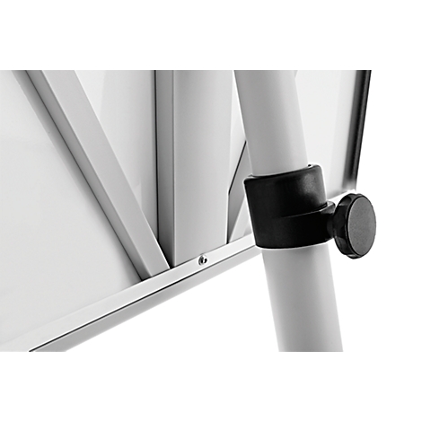 Detail van de beenbevestiging van een wit whiteboard. Zwarte knop, beugel.