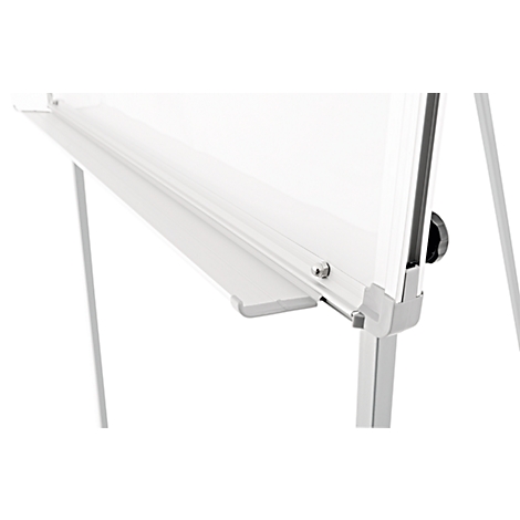 Close-up van een wit, metalen whiteboard met plank. Het frame en de poten zijn zilver.