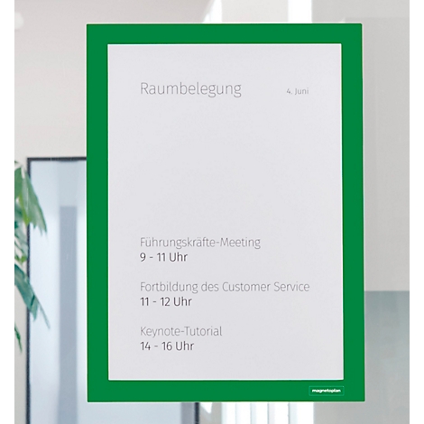 Ein Infofix-Rahmen an einer Wand, bei dem ein Dokument durch Anheben der Ecke einfach gewechselt werden kann.