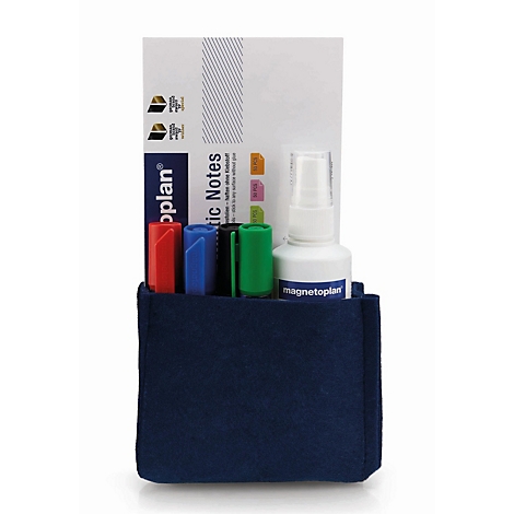 Donkerblauw opbergtasje met Magnetoplan stiften, notitieblaadjes en reinigingsspray tegen een lichte achtergrond.