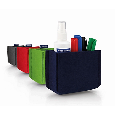 Quatre boîtes de rangement en feutre coloré pour stylos et spray nettoyant sur fond clair.