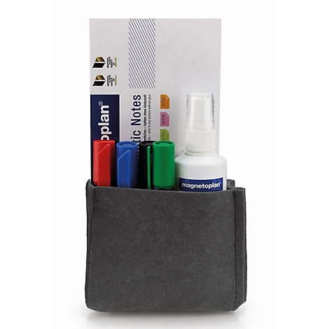 Graue Filztasche gefüllt mit Magnetoplan Board-Markern, einem Reiniger und einem Notizblock auf weißem Grund.