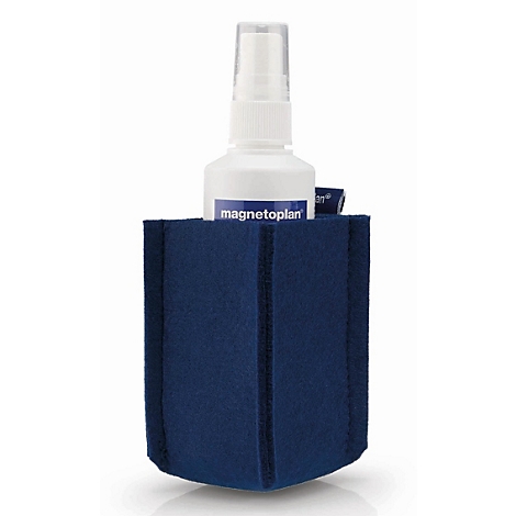 Witte spuitfles van magnetoplan in een donkerblauwe gevouwen stoffen houder tegen een lichte achtergrond.