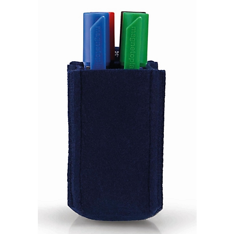 Donkerblauw vilten etui met blauwe, rode en groene markers tegen een lichte achtergrond.