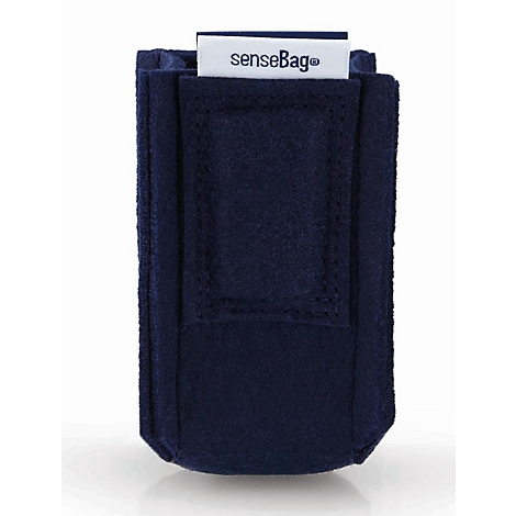 Donkerblauw senseBag viltetui met wit merklabel tegen een neutrale achtergrond.
