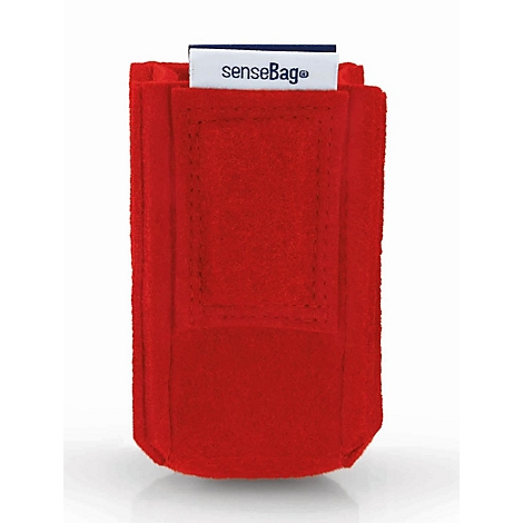 Rode stoffen senseBag etui met een klein merklabel voor een neutrale achtergrond.