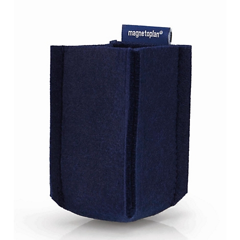 Dunkelblauer Stiftehalter aus Filz mit Magnetoplan-Label vor hellem Hintergrund.