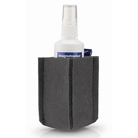 Eine anthrazitfarbene Filztasche enthält eine weiße Sprühflasche mit blauem Magnetoplan-Logo.