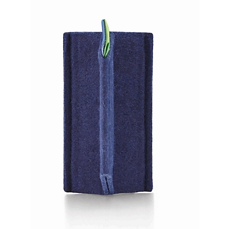 Donkerblauw vilten tasje met een felgroene lus tegen een lichte achtergrond.
