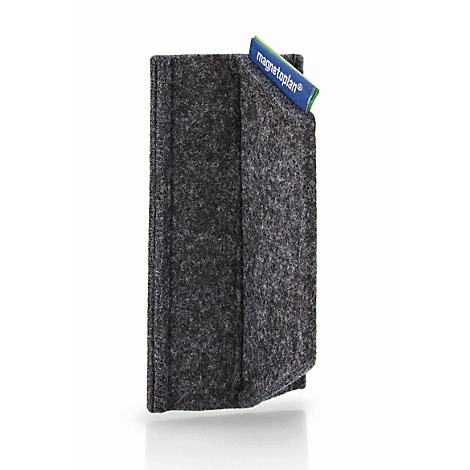 Een rechtopstaande, donkergrijze vilten hoes met een blauw merklabel op een lichtgrijze achtergrond.