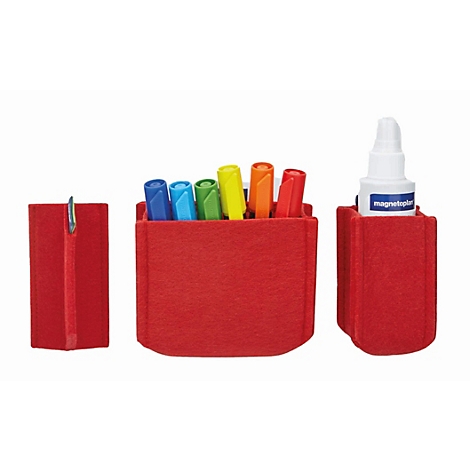 Drie rode vilt bureau-organizers met gekleurde stiften en een correctiestift op een witte achtergrond.