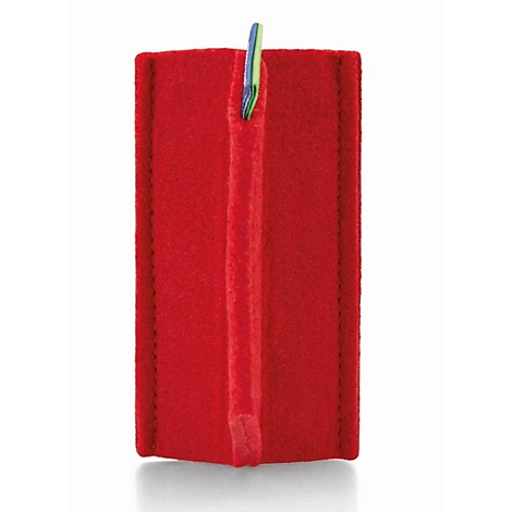Rote Filztasche mit einem kleinen, bunten Stift, der oben leicht aus dem Schlitz herausragt.