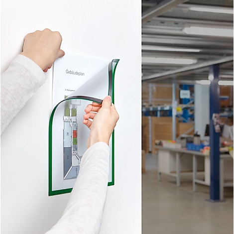 Magnetischer Dokumentenrahmen an einer metallischen Oberfläche, der Flexibilität bei der Befestigung zeigt.