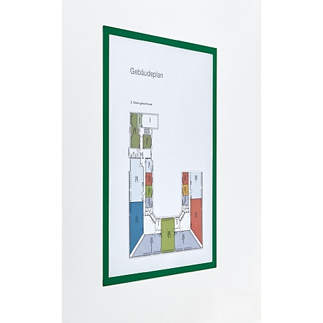 Ein grüner Klapprahmen an einer Wand mit einem Gebäudeplan, daneben Werbetext und das Logo von magnetoplan.