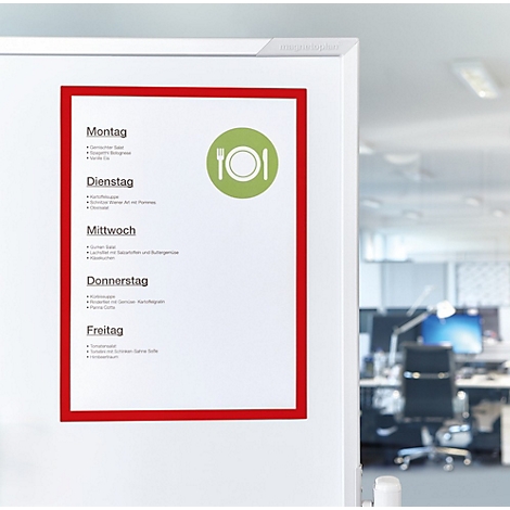 Infografik: Wechsel eines Speiseplans in einer roten Magnet-Wechseltasche an einer weißen Wand.