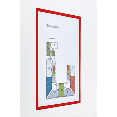Magnetoplan Infotafel mit rotem Rahmen an einer Wand, daneben Werbetext zur Anwendung in Büros und Lagern.