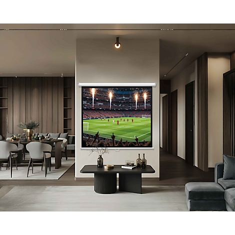 Projektorleinwand in modernem Wohnzimmer zeigt ein Fußballspiel mit Feuerwerk.