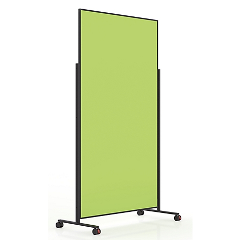 Mobiele scheidingswand met rode stoffen bekleding en zwart metalen frame op wielen.