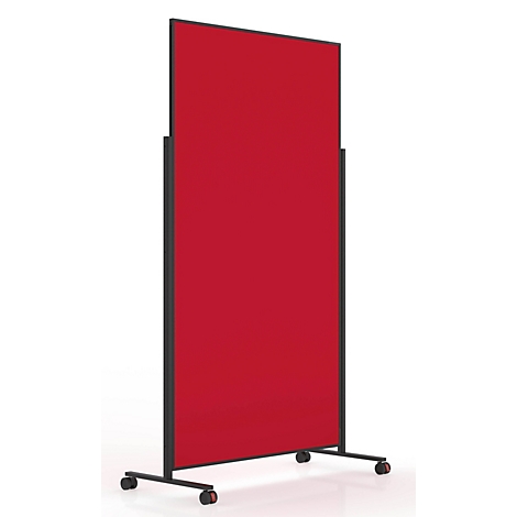 Een hoge, rode scheidingswand in een zwart metalen frame op wielen tegen een witte achtergrond.