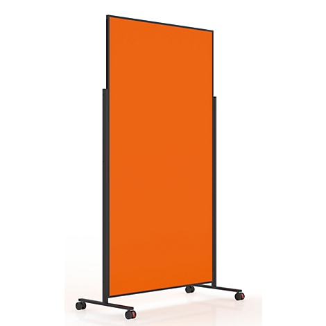 Verticale oranje scheidingswand in een zwart frame op wielen tegen een witte achtergrond.