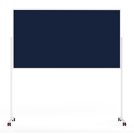 Mobiel prikbord met donkerblauw stoffen oppervlak en wit frame op wielen tegen een witte achtergrond.
