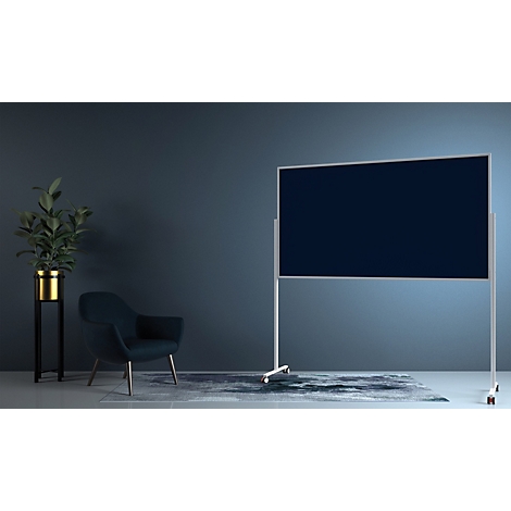 Een groot scherm op een verrijdbare standaard in een elegante, donkerblauwe kamer met fauteuil en kamerplant.