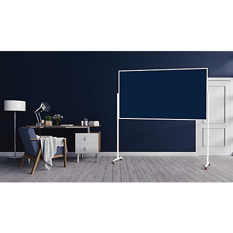 Een groot, donkerblauw verrijdbaar whiteboard staat in een modern kantoor voor een donkerblauwe muur.