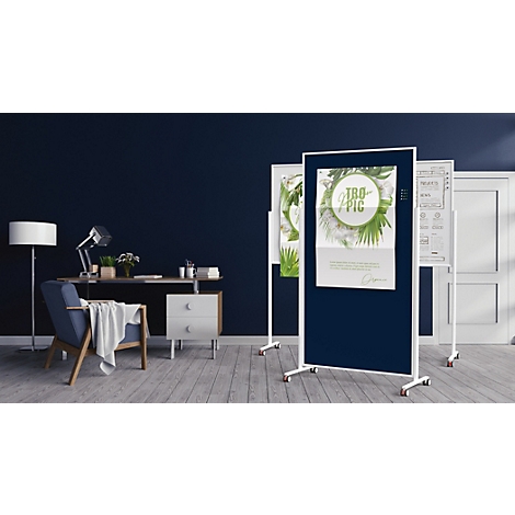 Meerdere verrijdbare prikborden in een modern kantoor voor een donkerblauwe muur.