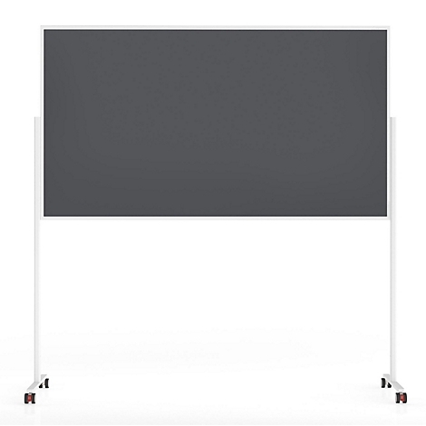 Een donkergrijs, rechthoekig bord op een wit frame met wielen voor een witte achtergrond.