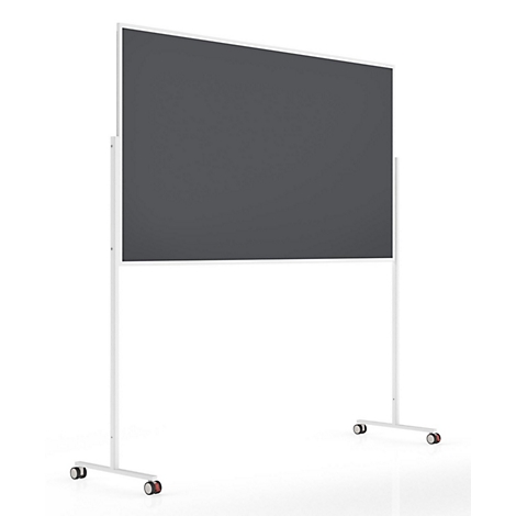 Een vrijstaand, mobiel whiteboard met een grijs schrijfoppervlak in een wit frame op wielen.