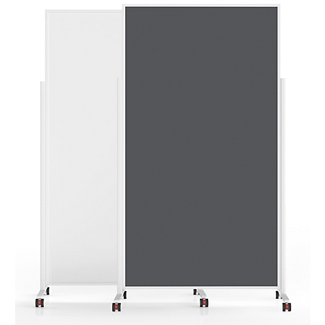 Twee mobiele scheidingswanden op wielen met witte frames, één met een wit oppervlak en één met een donkergrijs oppervlak.