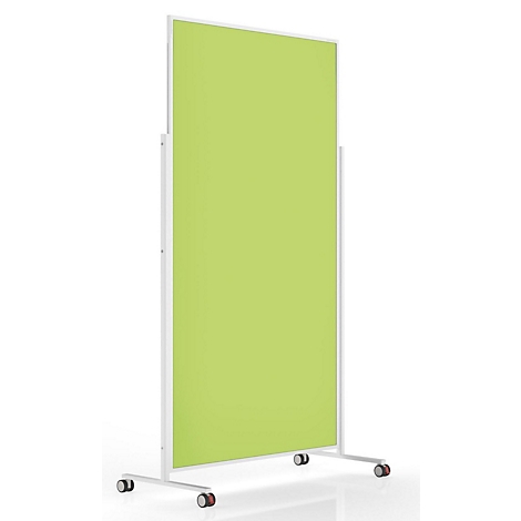 Een lichtgroene, rechthoekige scheidingswand met wit frame op wielen voor een witte achtergrond.