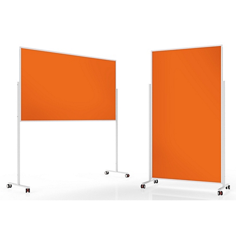 Twee verrijdbare, oranje scheidingswanden op een wit metalen frame met wieltjes.