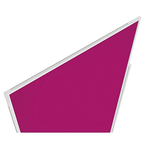 Een magenta gekleurd paneel in trapeziumvorm met een wit frame tegen een witte achtergrond.
