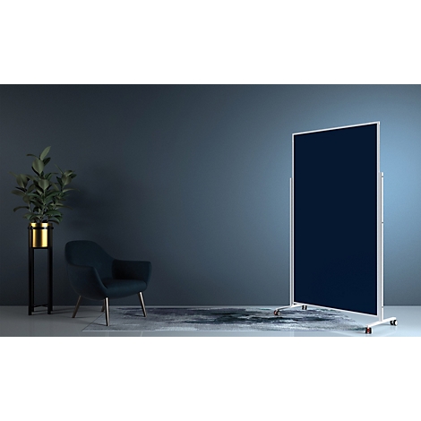 Ein dunkelblaues, mobiles Trennwand-Board in einem modernen, minimalistischen Raum mit Sessel und Pflanze.