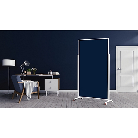 Mobile Raumtrenner-Wand mit dunkelblauer Oberfläche in einem modern eingerichteten Büro.