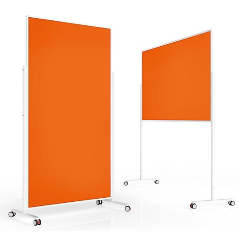 Zwei orangefarbene, mobile Stellwände auf weißen Ständern mit Rollen vor weißem Hintergrund.