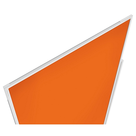 Eine orangefarbene, dreieckige Platte mit weißem Rahmen vor einem weißen Hintergrund.