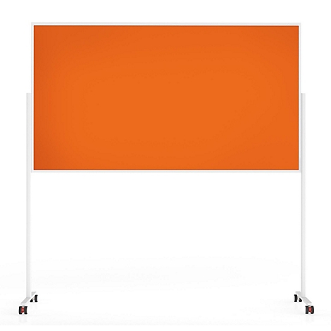 Eine rechteckige, orangefarbene Pinnwand auf einem weißen, rollbaren Gestell vor neutralem Hintergrund.