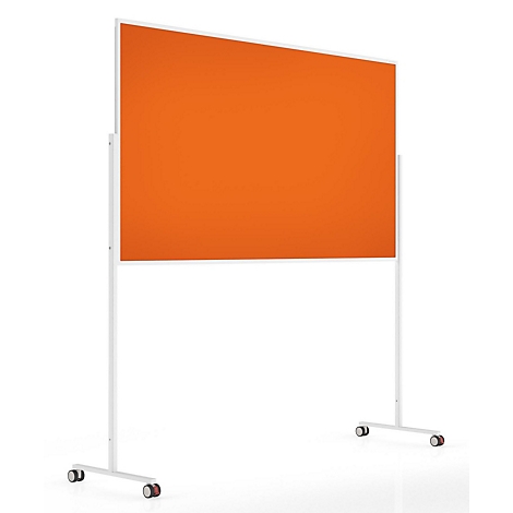 Eine orangefarbene Pinnwand auf einem weißen, mobilen Ständer mit Rollen vor neutralem Hintergrund.
