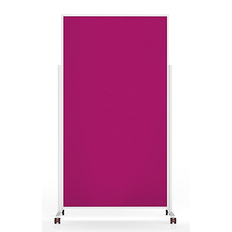 Eine aufrecht stehende, magenta-farbene Stellwand auf Rollen vor weißem Hintergrund.