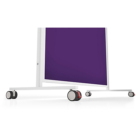 Detailansicht der Rollen und des weißen Rahmens einer violetten mobilen Trennwand vor weißem Hintergrund.