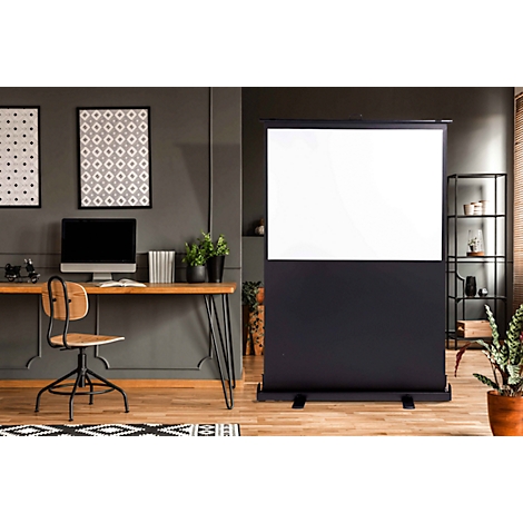 Eine ausziehbare Beamer-Leinwand steht in einem stilvoll eingerichteten, modernen Arbeitszimmer.
