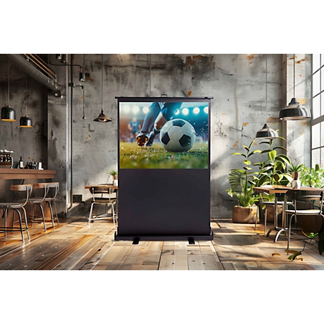 Eine mobile Leinwand steht in einem modernen Restaurant und zeigt ein laufendes Fußballspiel.