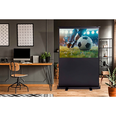 Beamer-Leinwand zeigt Fußballspiel in einem modern eingerichteten Wohnzimmer mit Schreibtisch.