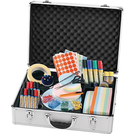 Offener Werkzeugkoffer mit vielen Bastelutensilien, u.a. Stifte, Papier, Klebeband und Schere.