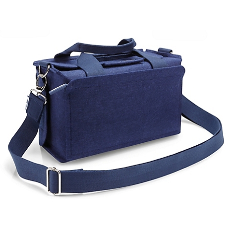 Blaue magnetoplan Tasche, offen mit Inhalt und geschlossen mit Schultergurt, ausgezeichnet mit Designpreisen.