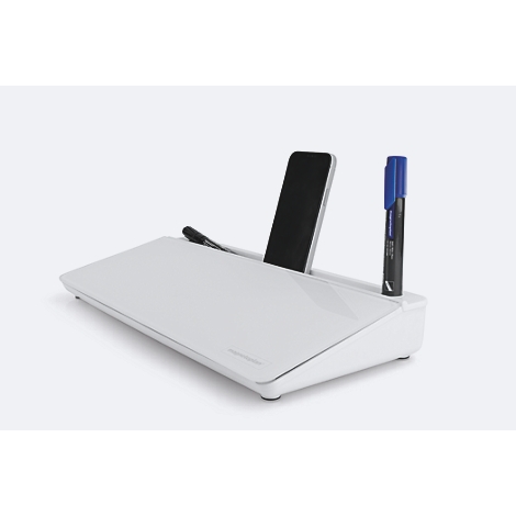 Weißes Desktop-Whiteboard als Schreibtisch-Organizer mit Smartphone und Stiften vor hellem Hintergrund.