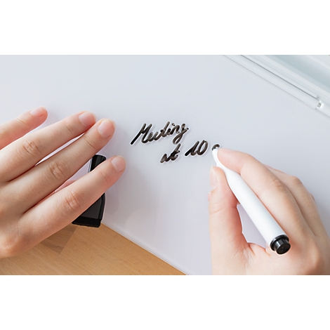 Hände schreiben mit einem Stift 'Meeting at 10' auf ein weißes Whiteboard.